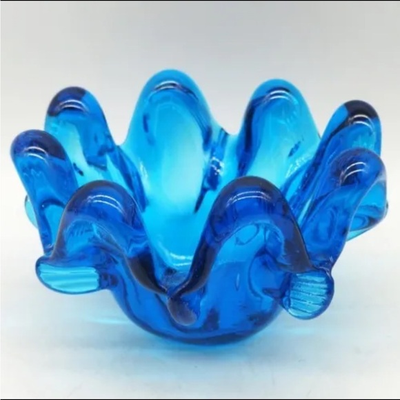 Vintage Hand-Blown Art Glass Swung Blue Glass Bowl. Diameter 4 inches x 2” deep - Picture 5 of 6